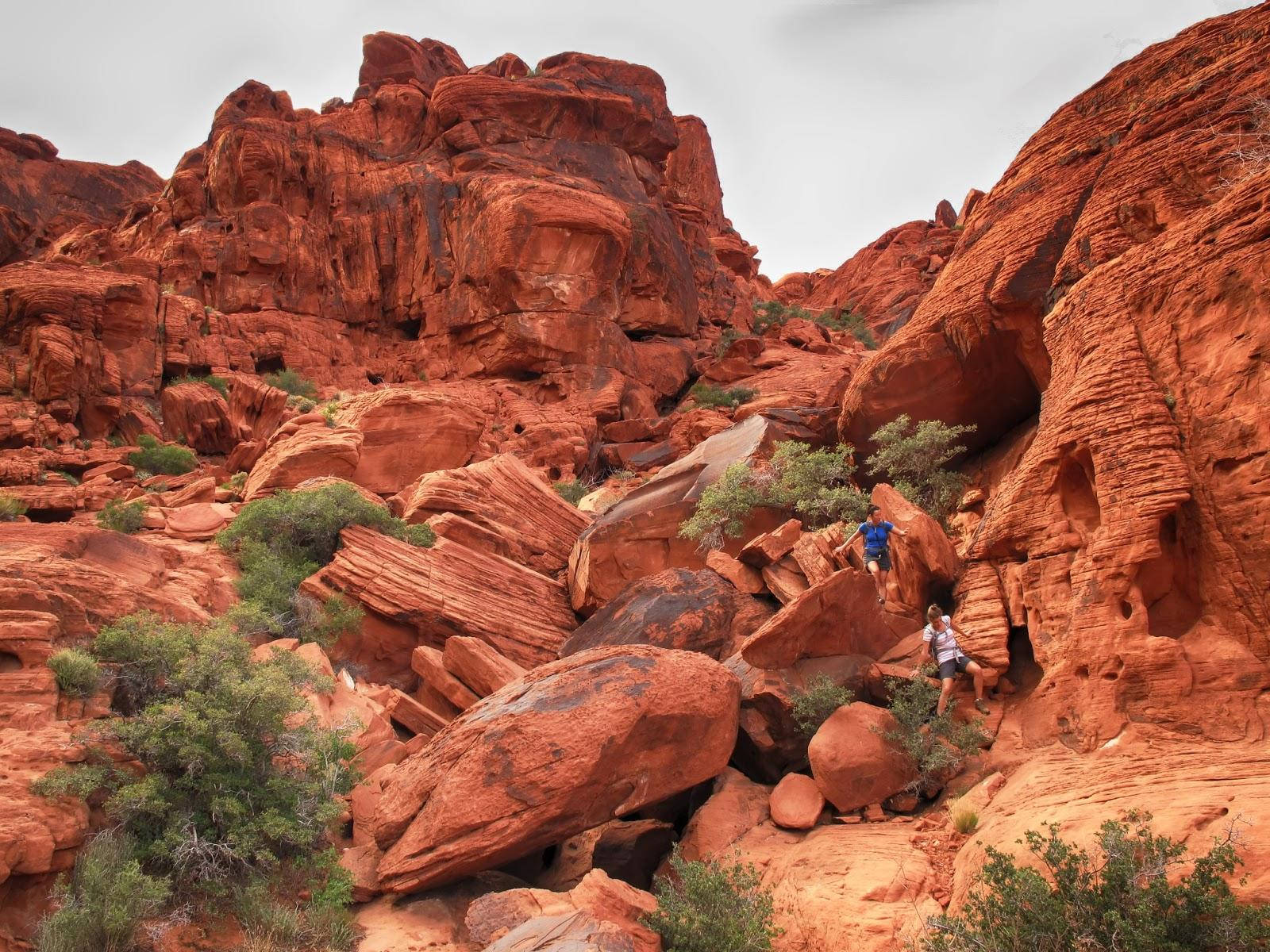 Menschenbeim Wandern Im Red Rock Canyon. Wallpaper