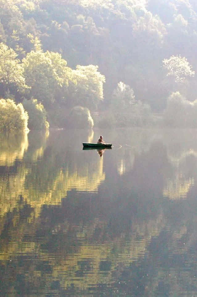 Personein Natura, Immagine Di Una Barca Sul Lago.