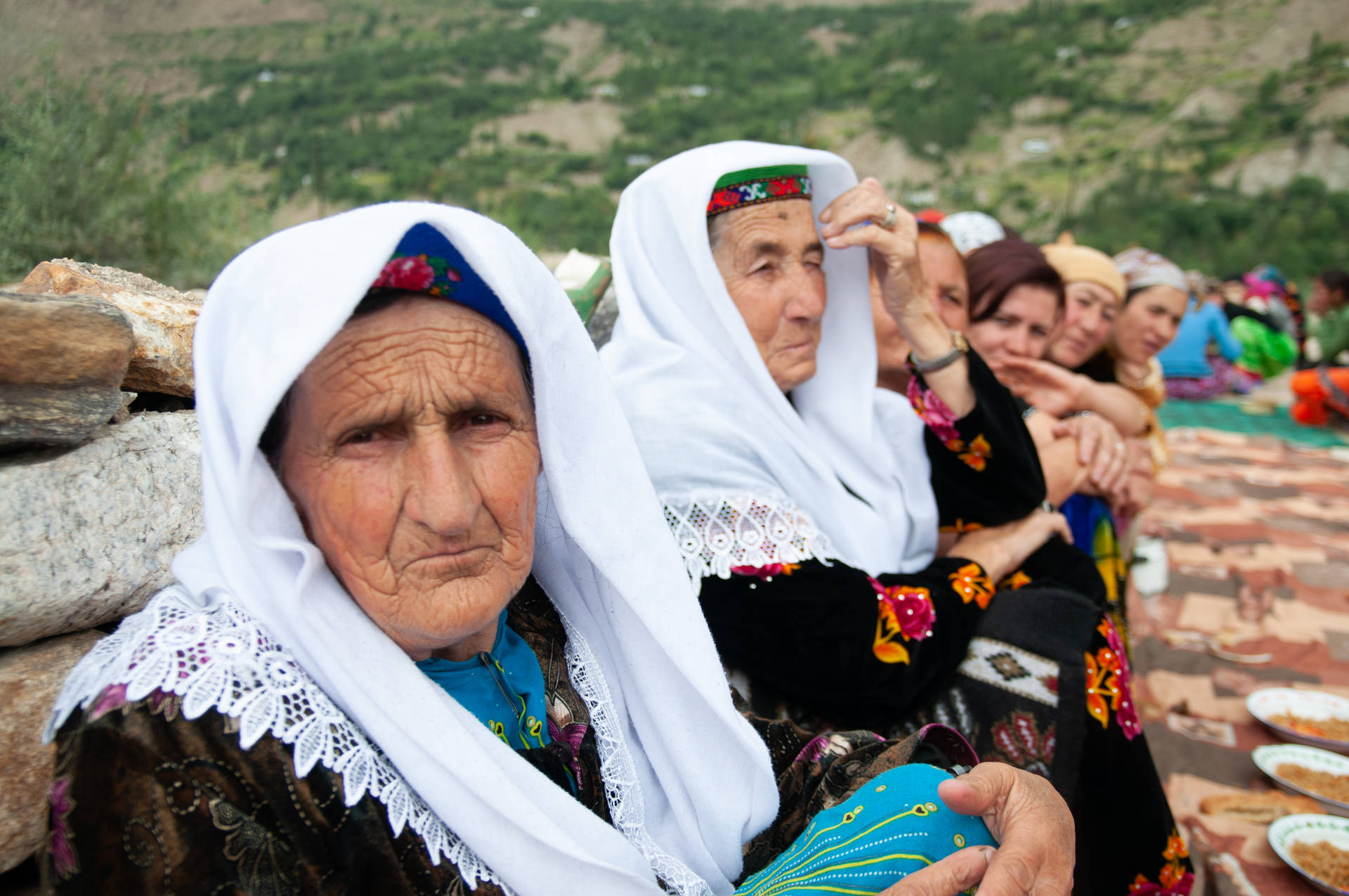 Folk i Tajikistan lære at vente tålmodigt Wallpaper