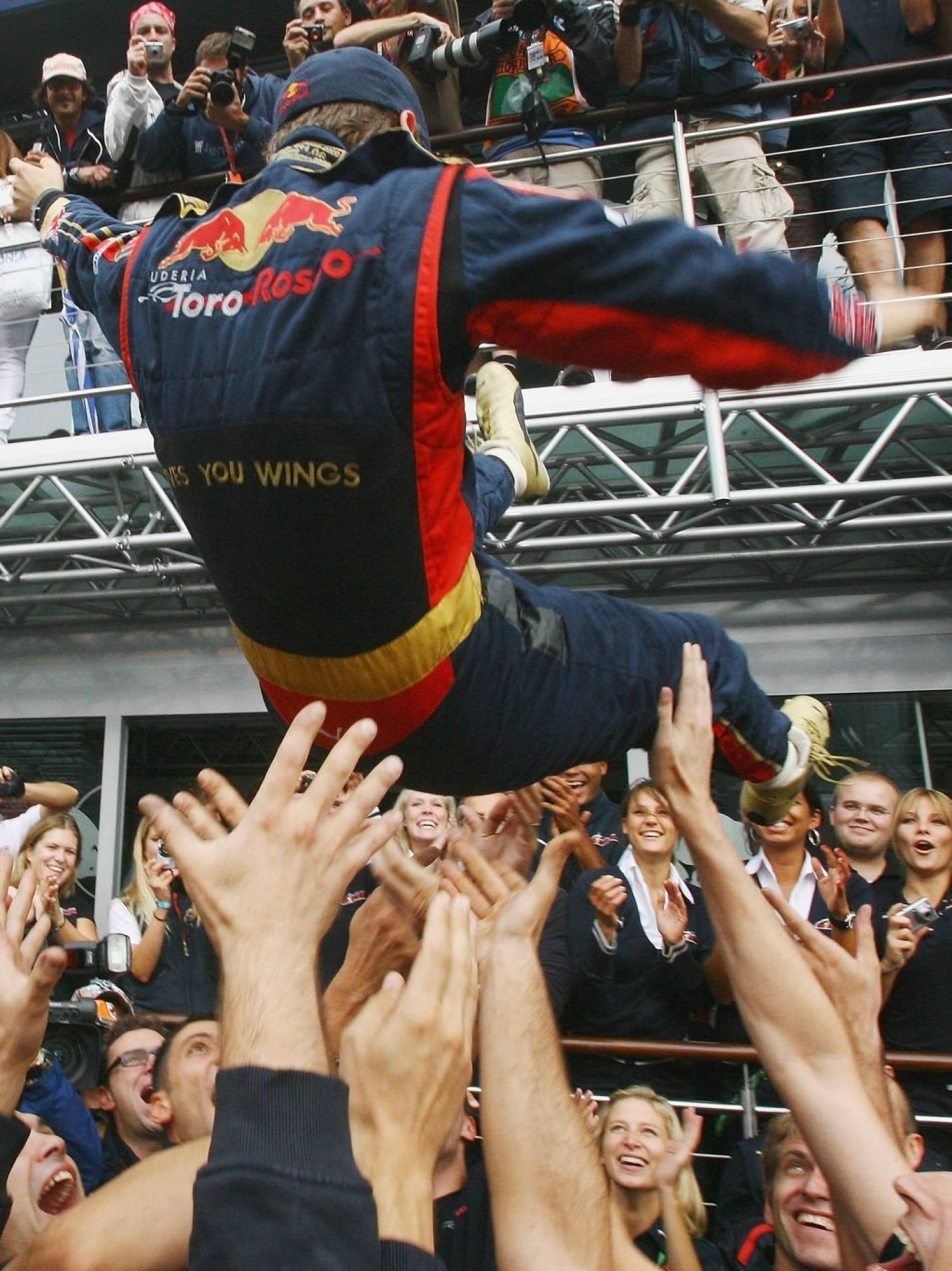 Pessoaslevantando Sebastian Vettel. Papel de Parede