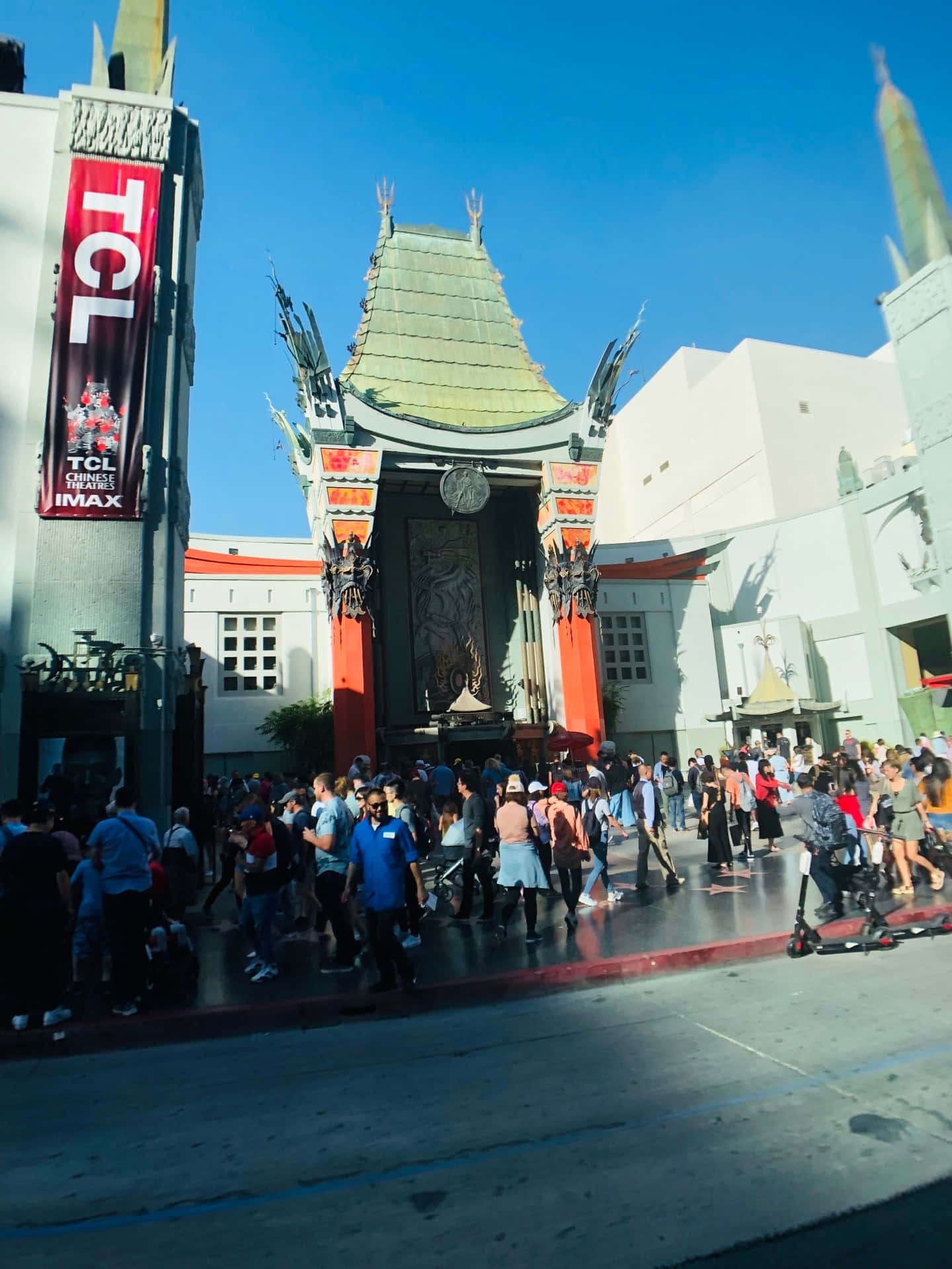 People Lining Outside Graumans Chinese Theatre Wallpaper