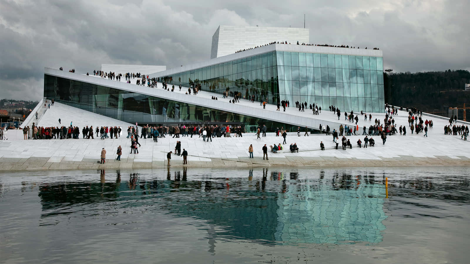 Personashaciendo Cola Fuera De La Ópera De Oslo. Fondo de pantalla