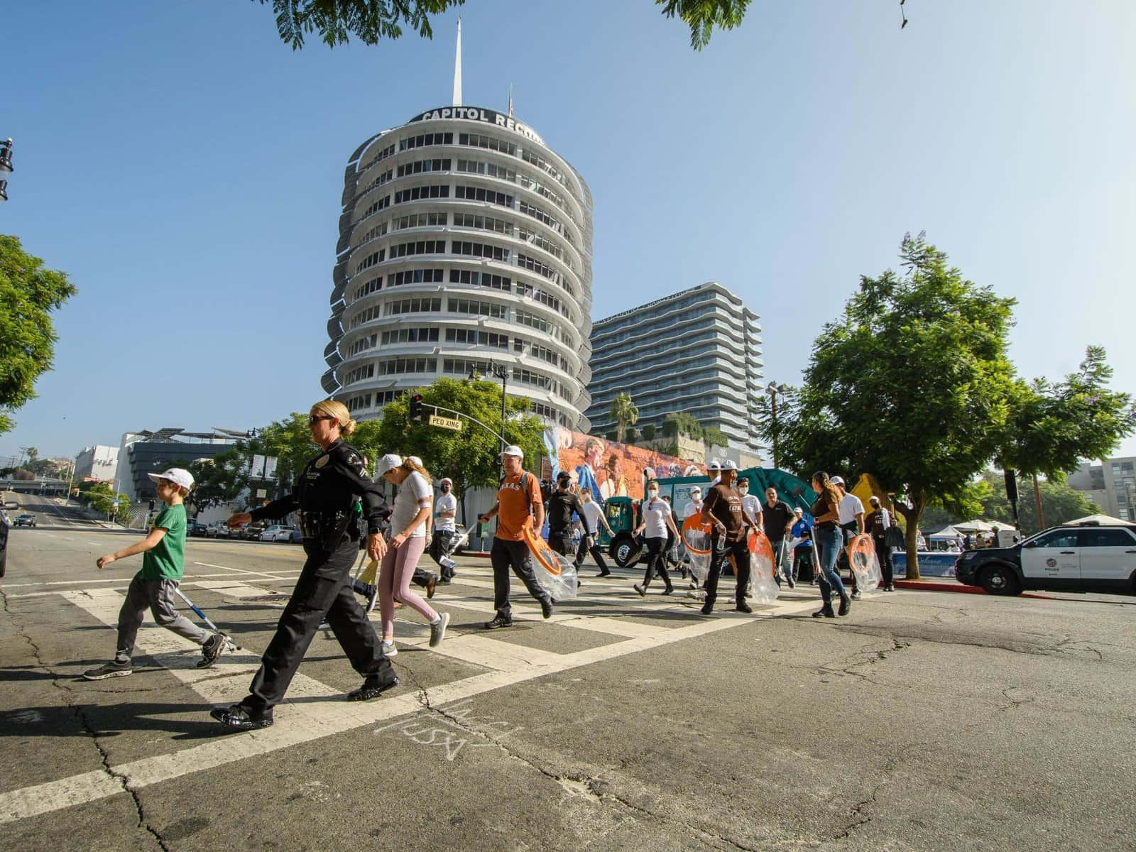 People On The Streets Of Capitol Records Building Wallpaper