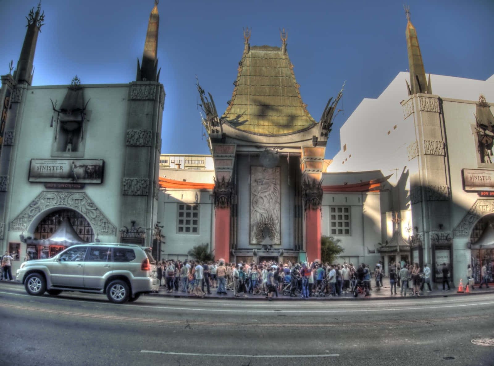 People Outside Graumans Chinese Theatre Wallpaper
