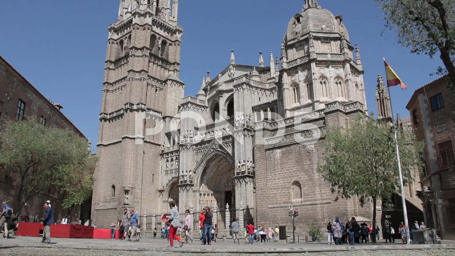 Personasfuera De La Catedral De Toledo Fondo de pantalla