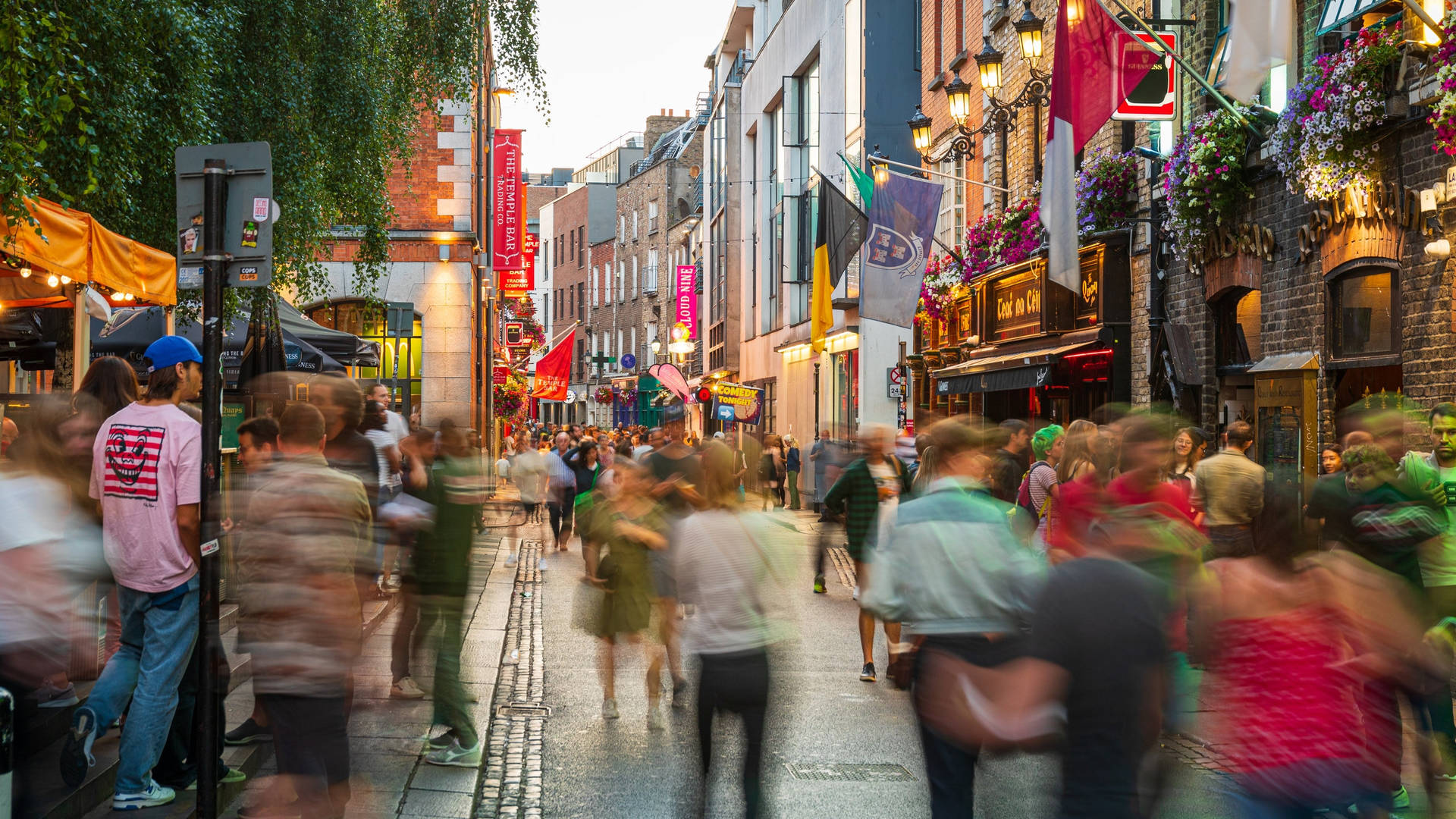 People Passing By At Dublin Wallpaper