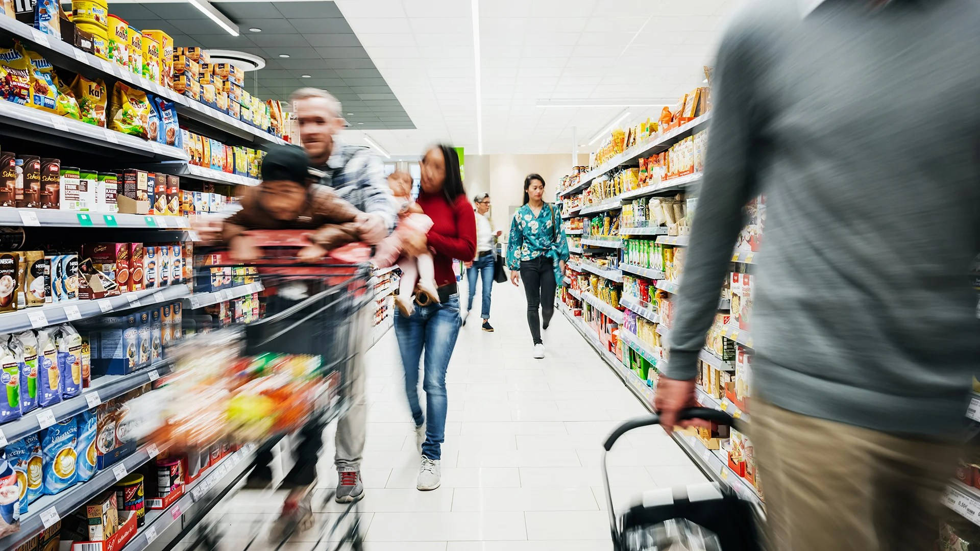 People Rushing In Grocery Store Wallpaper