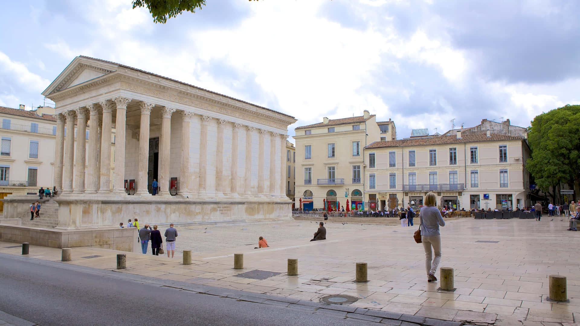 People Strolling Around Maison Carrée Wallpaper