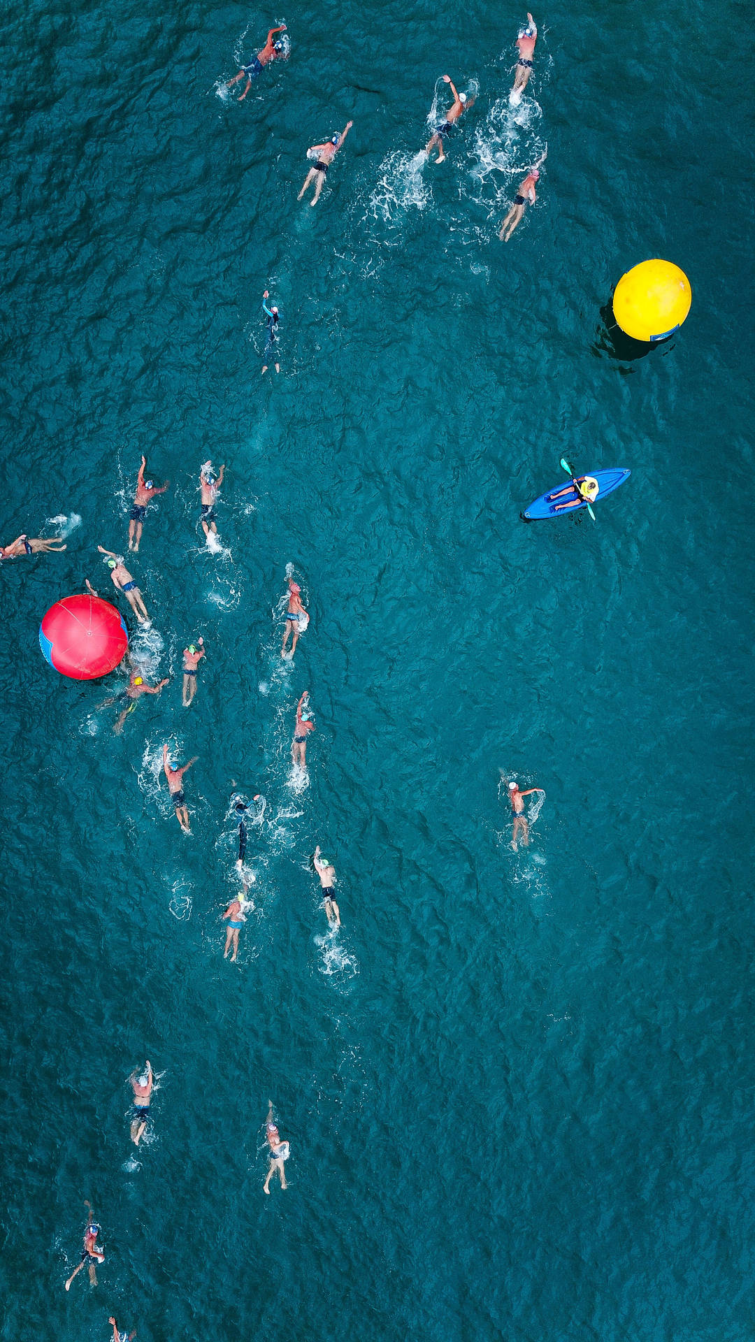 Folk svømmer i sommer iPhone baggrundsbillede Wallpaper