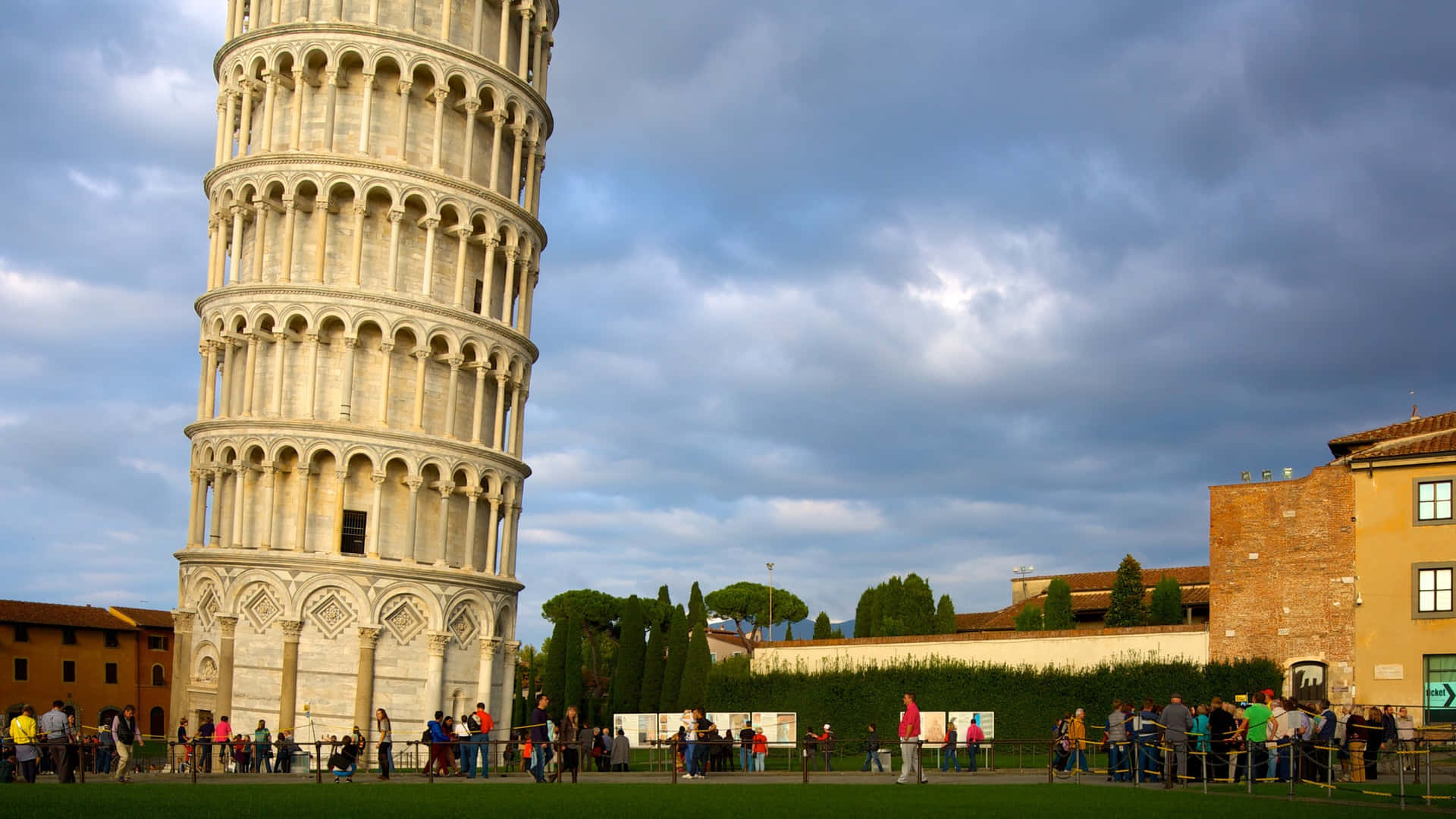 People Viewing The Tower Of Pisa Wallpaper