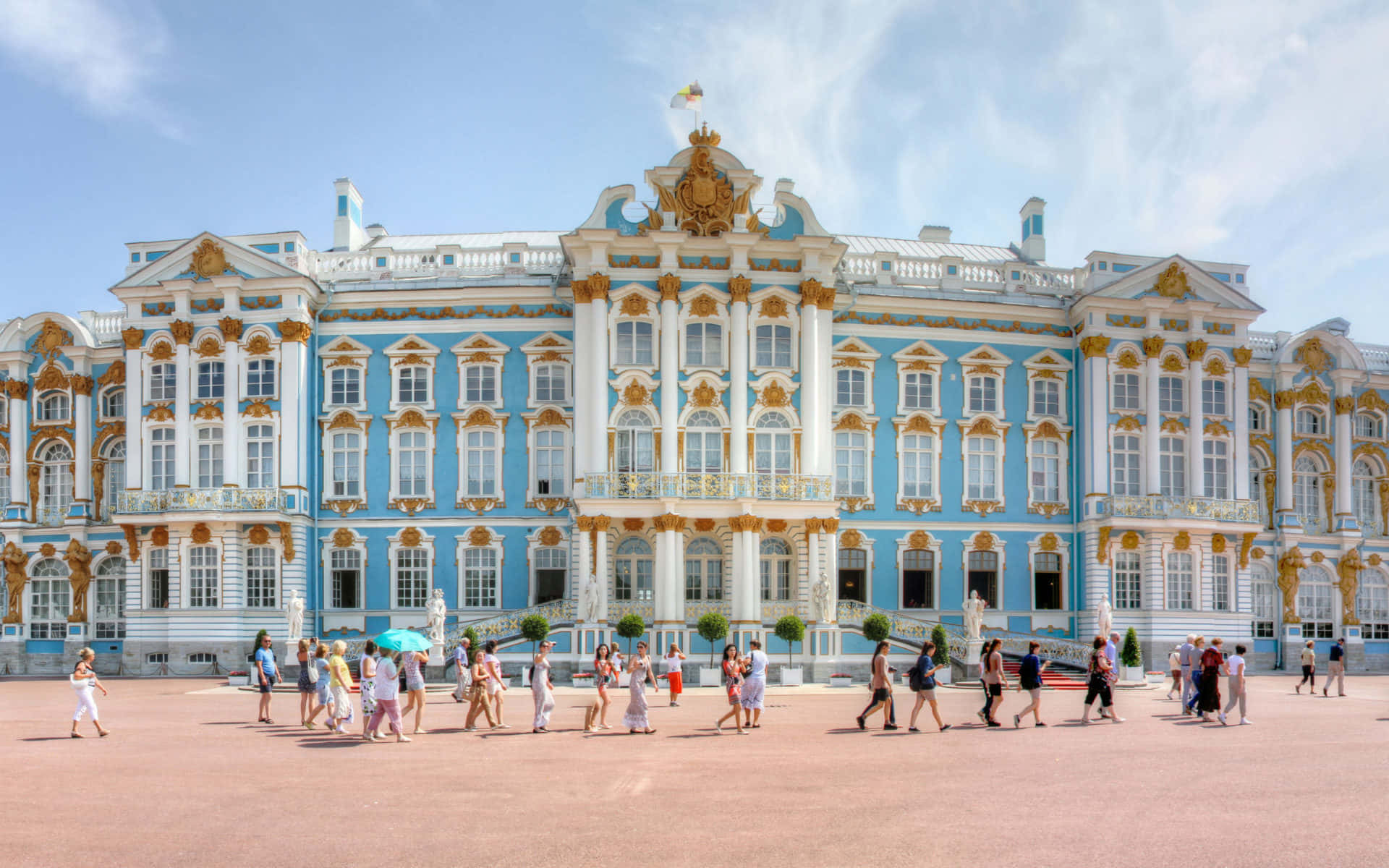 Turistiche Esplorano Il Magnifico Palazzo Di Caterina In Russia. Sfondo