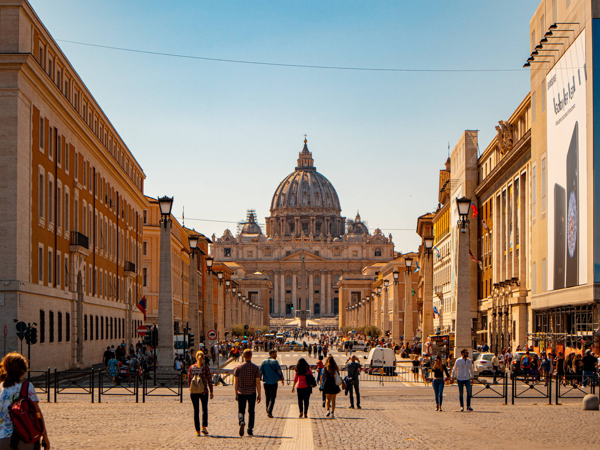 Personascaminando En La Ciudad Del Vaticano. Fondo de pantalla