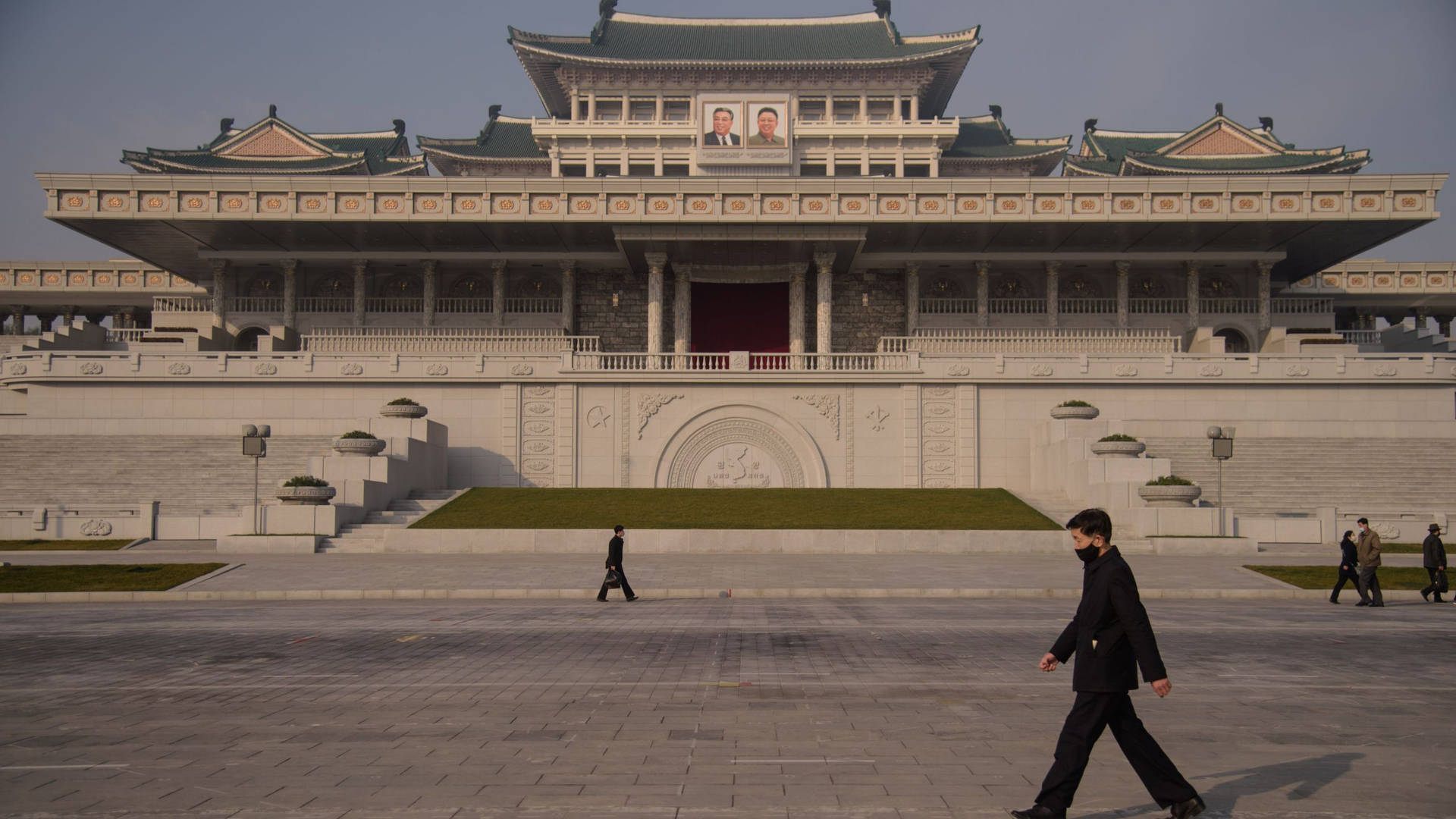 Menschen,die den Kim-Il-sung-Platz in Pjöngjang entlanggehen. Wallpaper