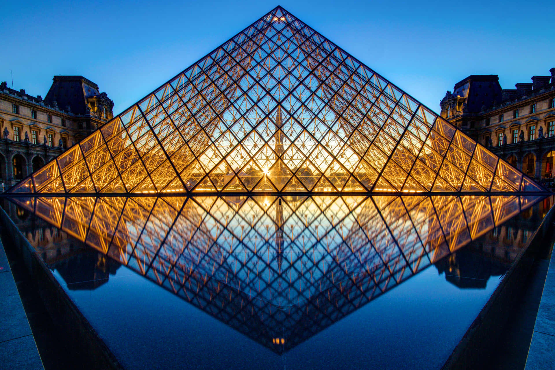 Simetríaperfecta Pirámide Del Museo Del Louvre Fondo de pantalla