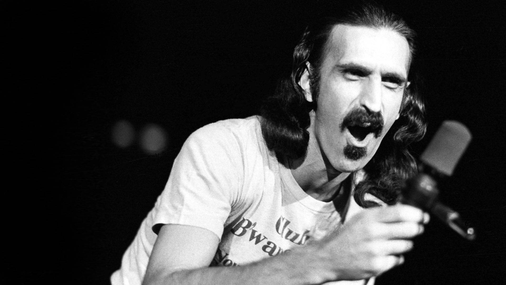 Performer Frank Zappa's større-end-livet ansigt som et vildt abstrakt baggrund. Wallpaper