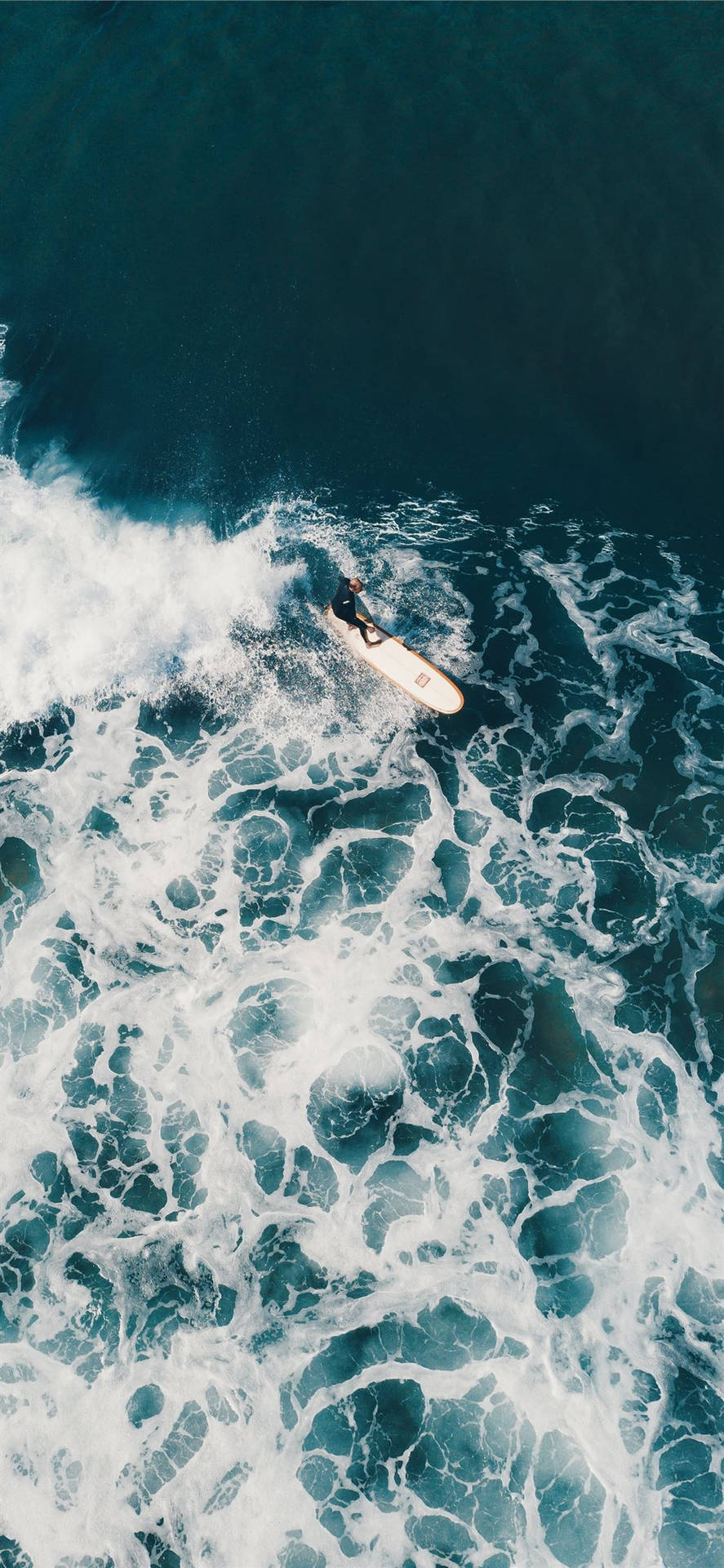Person Surfer På Bølger iPhone 2021 Tapet Wallpaper