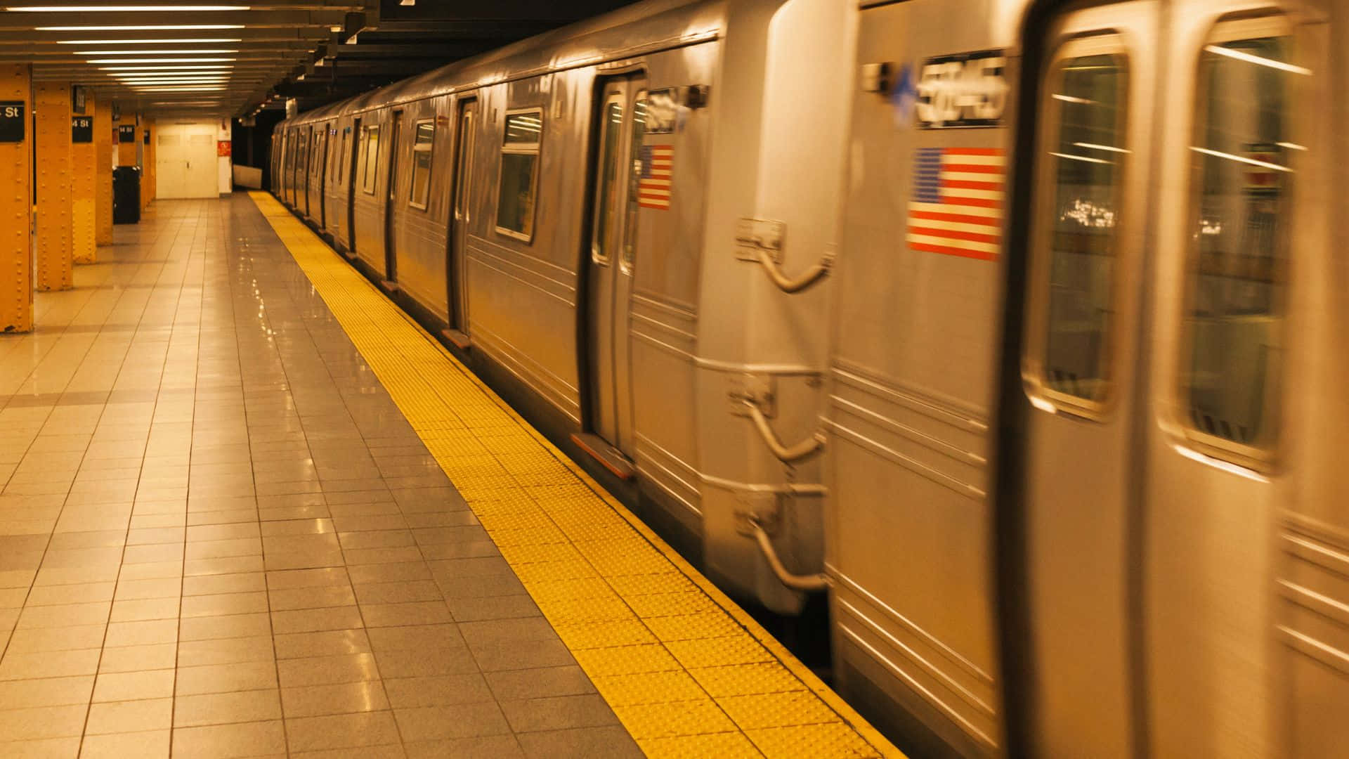Personasque Viajan En Una Estación De Metro Concurrida.