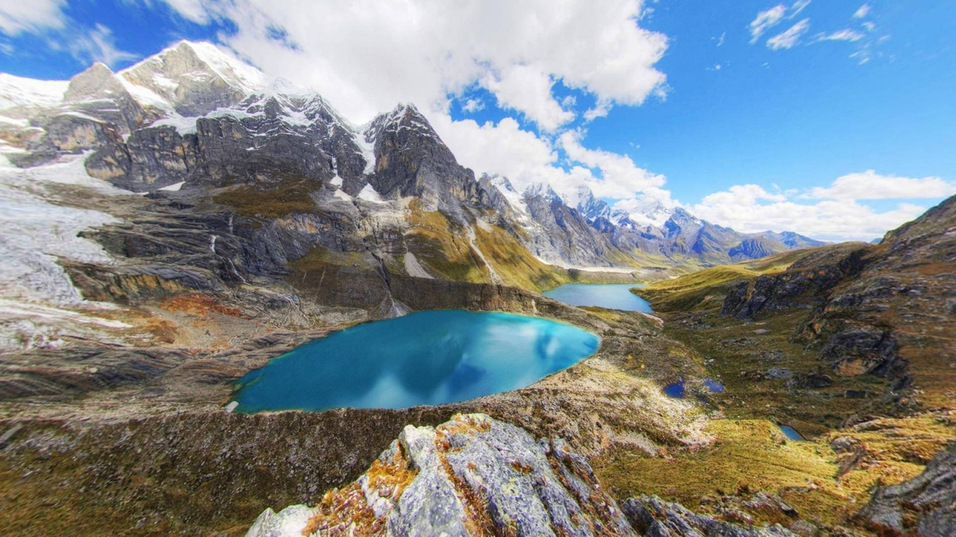 Hermosoestanque En La Cordillera De Los Andes En Perú. Fondo de pantalla