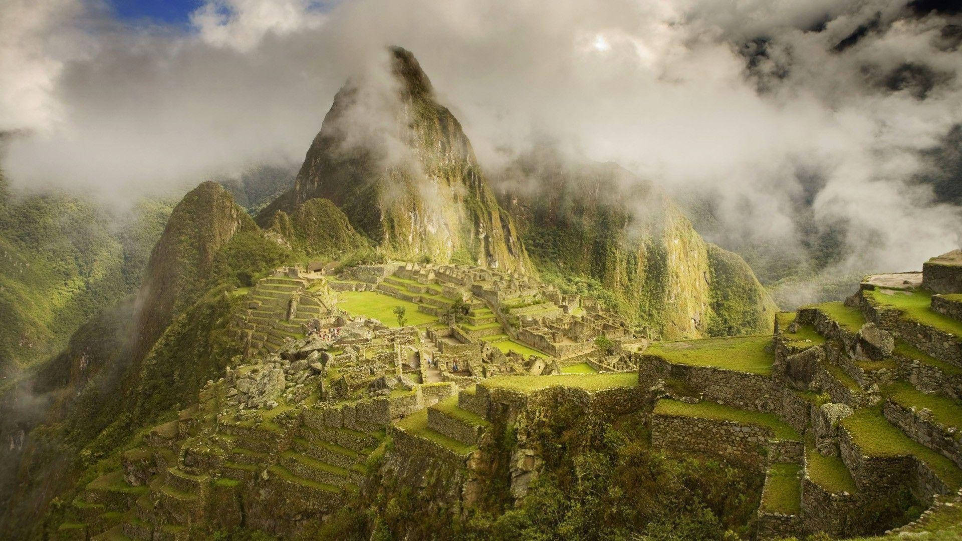 Stunning Scenery of Machu Picchu in Peru Wallpaper