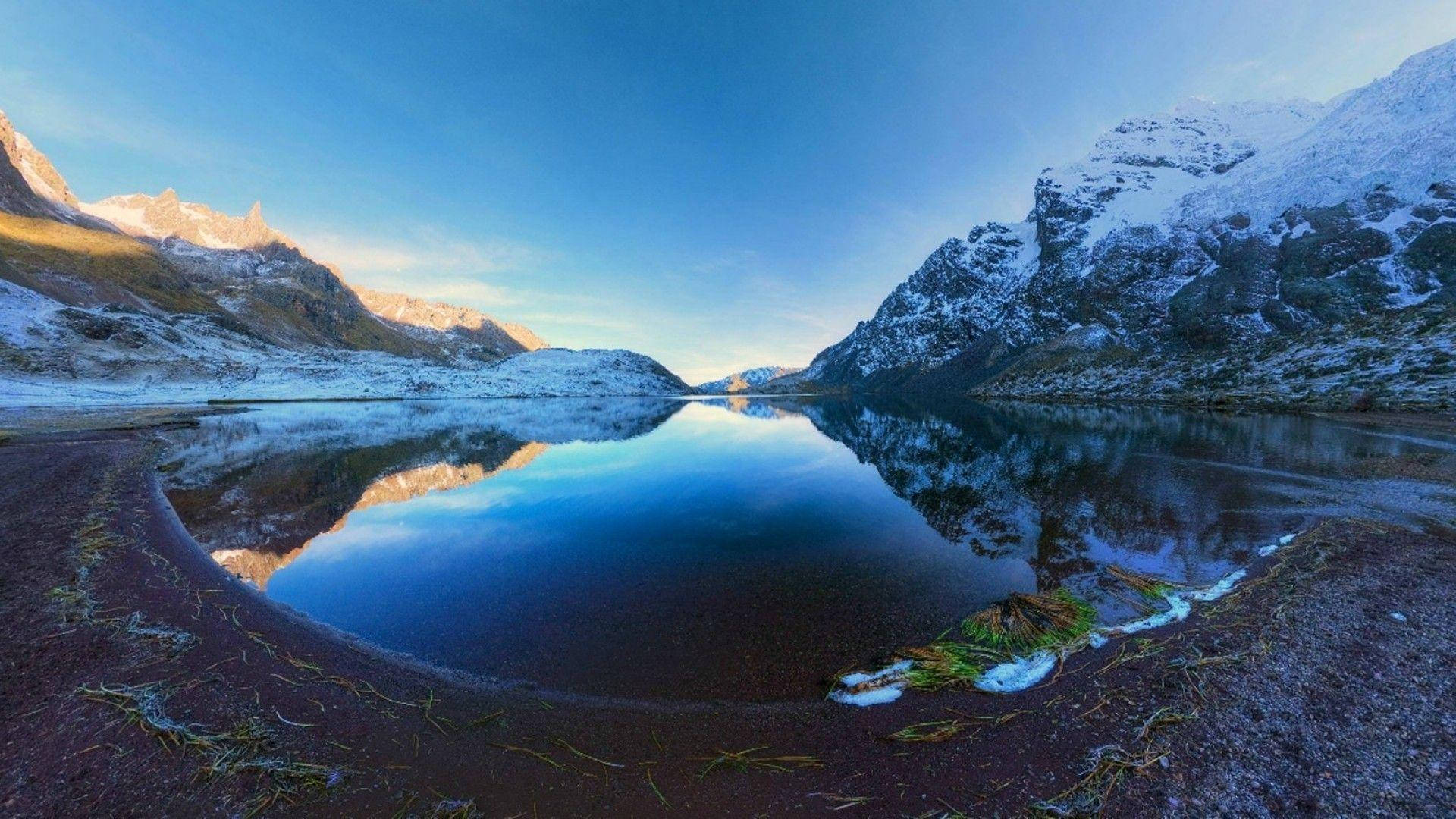 Peruparon Icy Lake Skulle Kunna Vara En Fantastisk Bild För Ditt Skrivbords- Eller Mobilskärms Bakgrund. Wallpaper