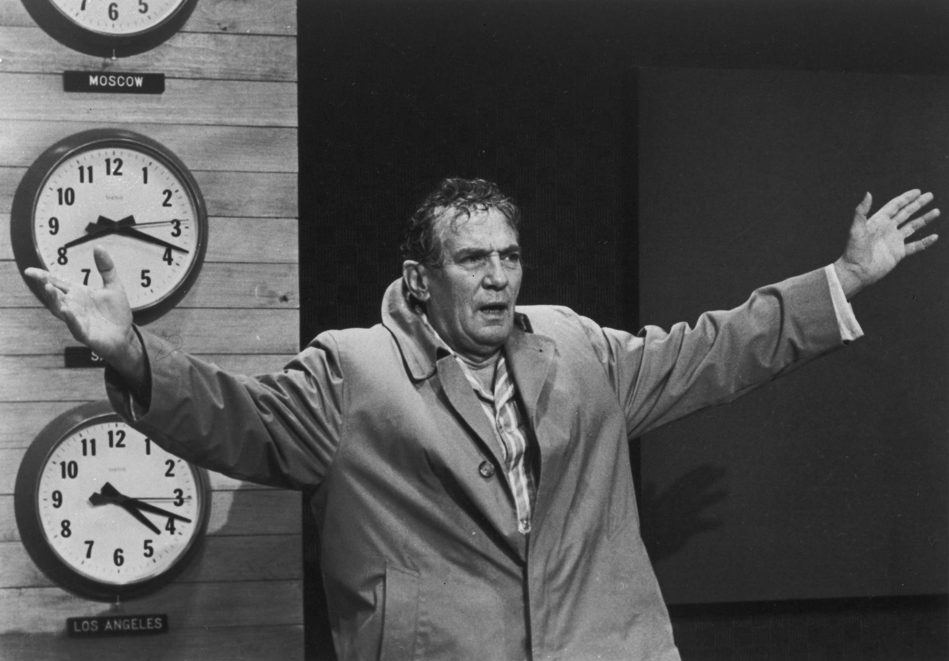 Peter Finch in his iconic role as Howard Beale in the 1976 film, Network. Wallpaper