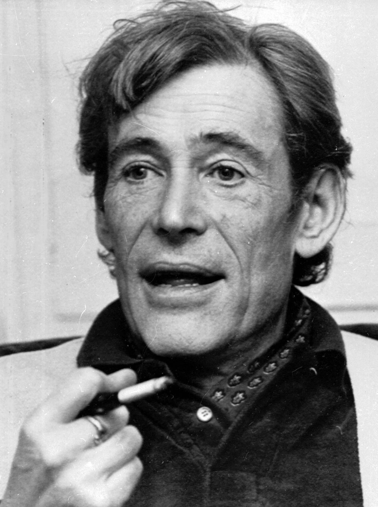 Caption: Classic Candid - Iconic British Actor Peter O'Toole in Mid-Interview Wallpaper