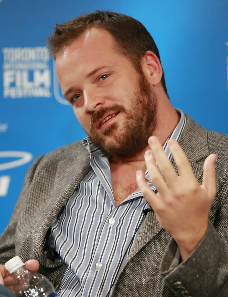 Actorpeter Sarsgaard Is A Versatile Actor Known For His Impressive Performances In Films And Tv Shows. With His Natural Talent And Captivating Presence, Sarsgaard Has Captivated Audiences Worldwide. His Dedication To His Craft And Ability To Bring Complex Characters To Life Is Truly Remarkable. From Intense Dramas To Light-hearted Comedies, Sarsgaard's Diverse Range Of Roles Showcases His Immense Talent. Whether On The Big Screen Or Small Screen, His Performances Are Always Memorable. Fondo de pantalla