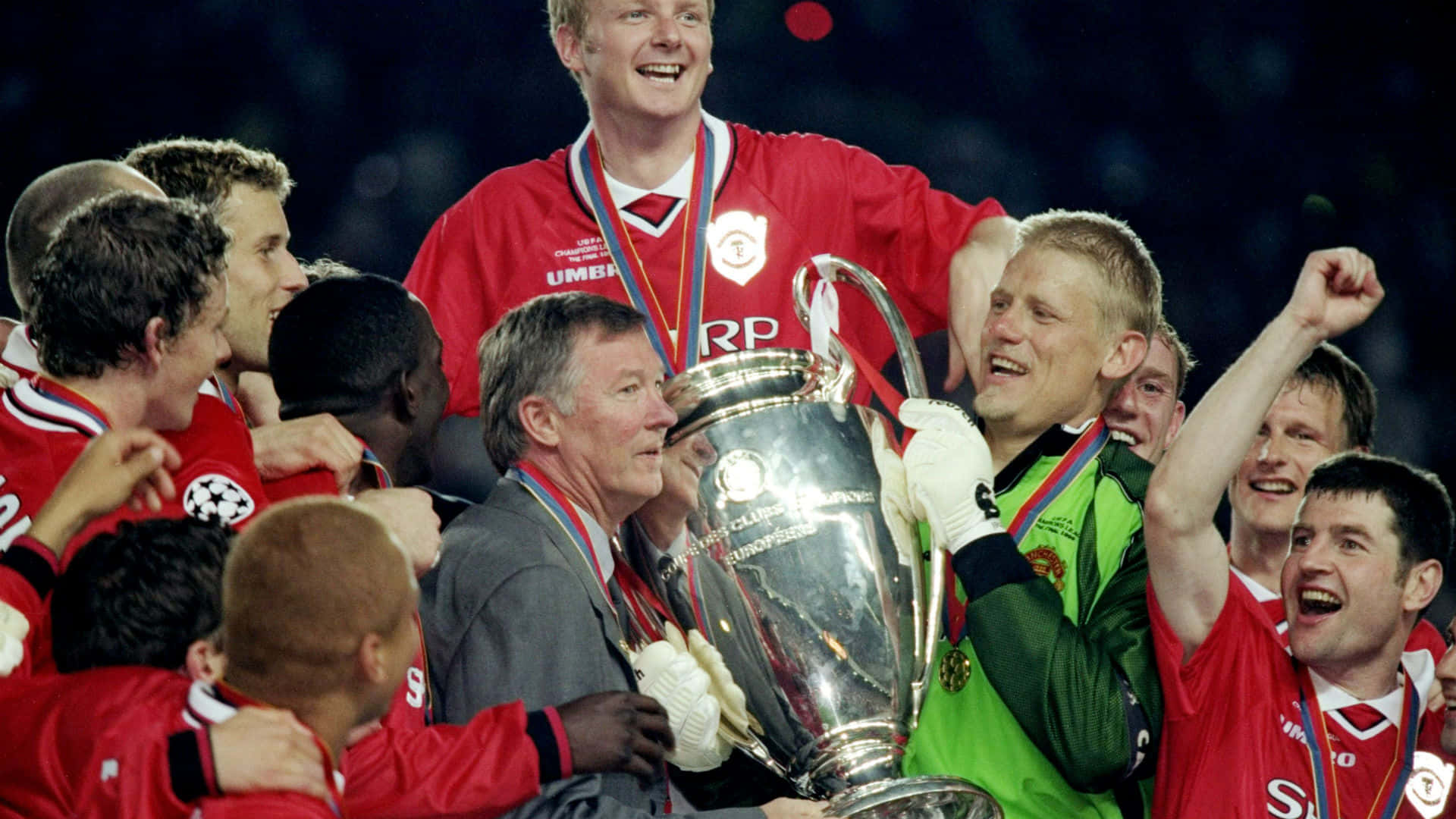 Peter Schmeichel 1999 Champions League Pokal tapet Wallpaper