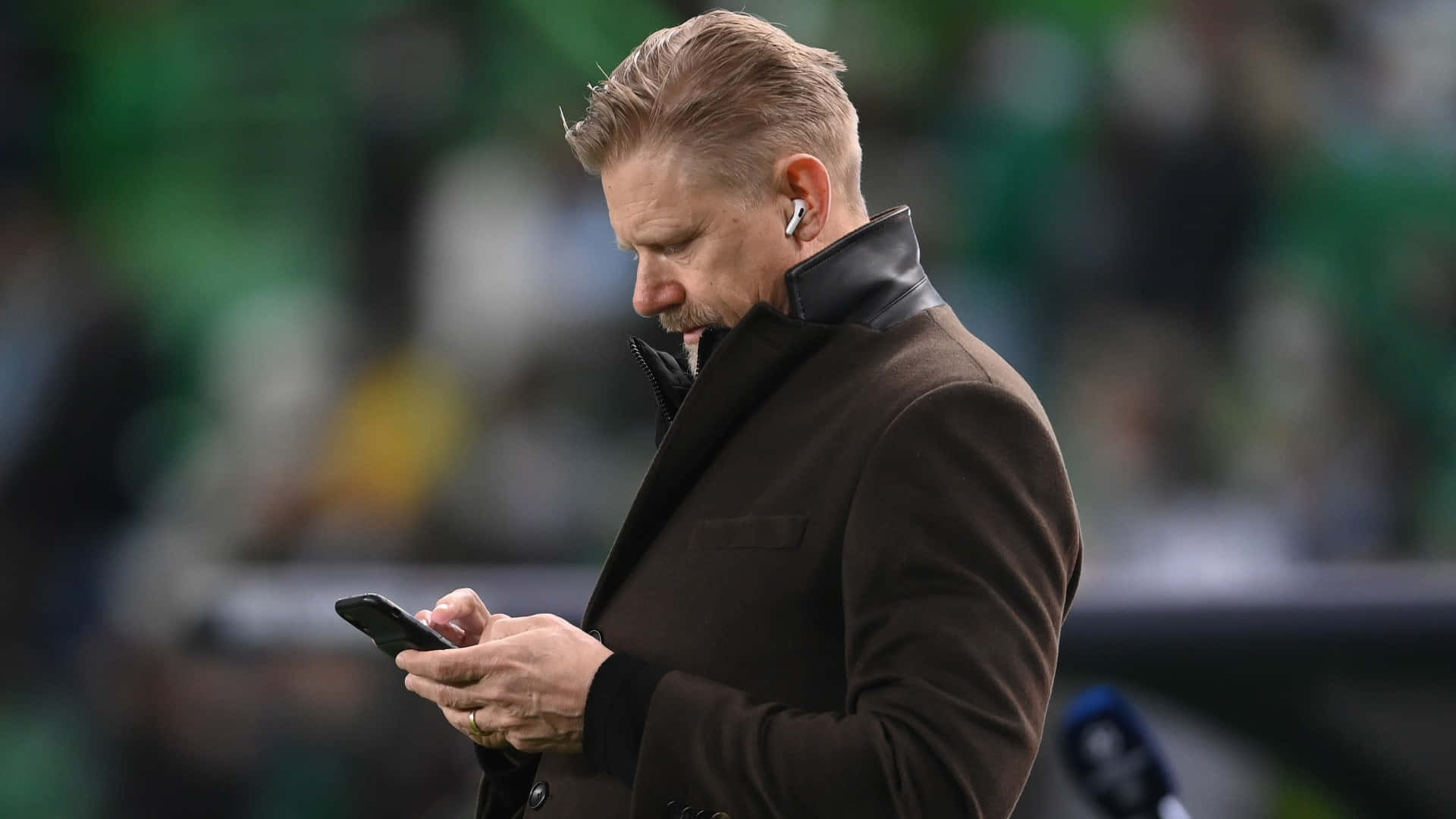 Peter Schmeichel On His Phone Former Football Player Wallpaper