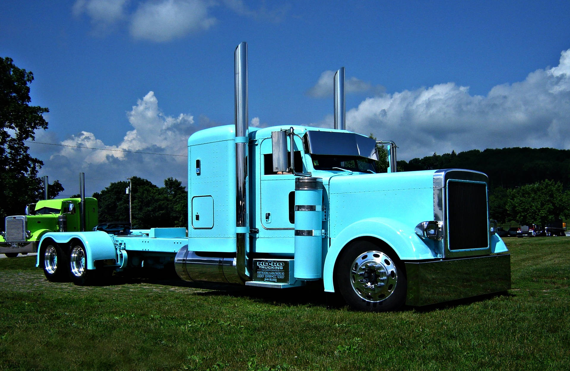 Enblå Lastbil Parkerad På Ett Fält Wallpaper