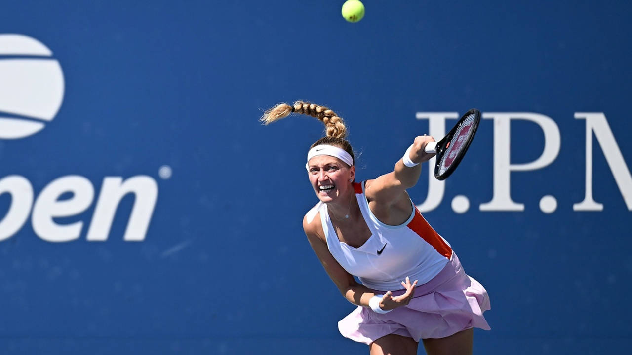 Petrakvitova Jugando Al Tenis Con Intensidad Fondo de pantalla