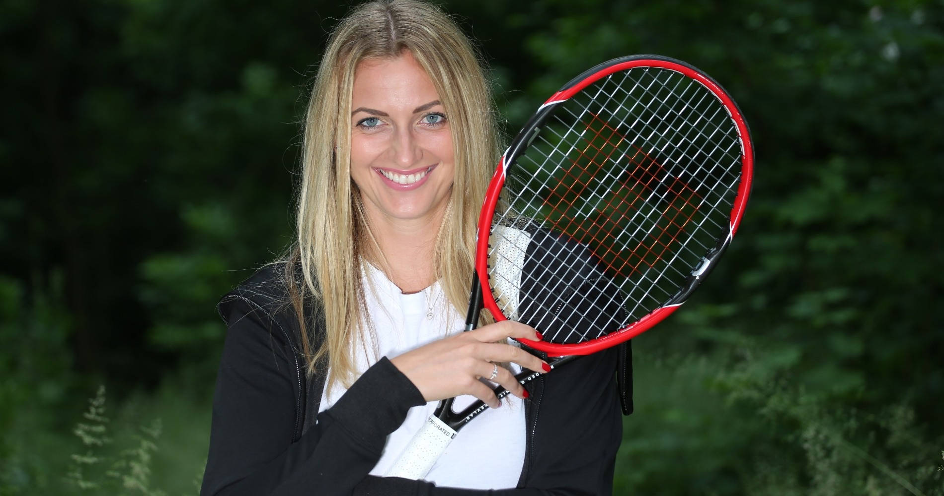Petrakvitova Posiert Mit Tennisschläger. Wallpaper
