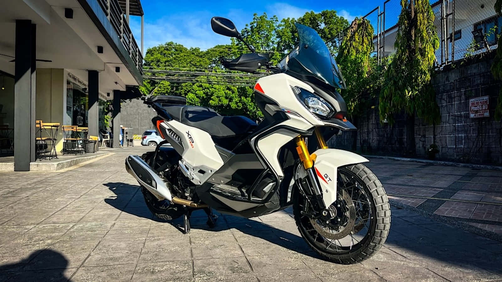 Moto Peugeot Garée À L'extérieur Fond d'écran