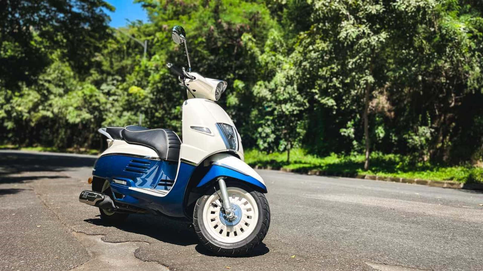 Scooter Peugeot Garé À L'extérieur Fond d'écran