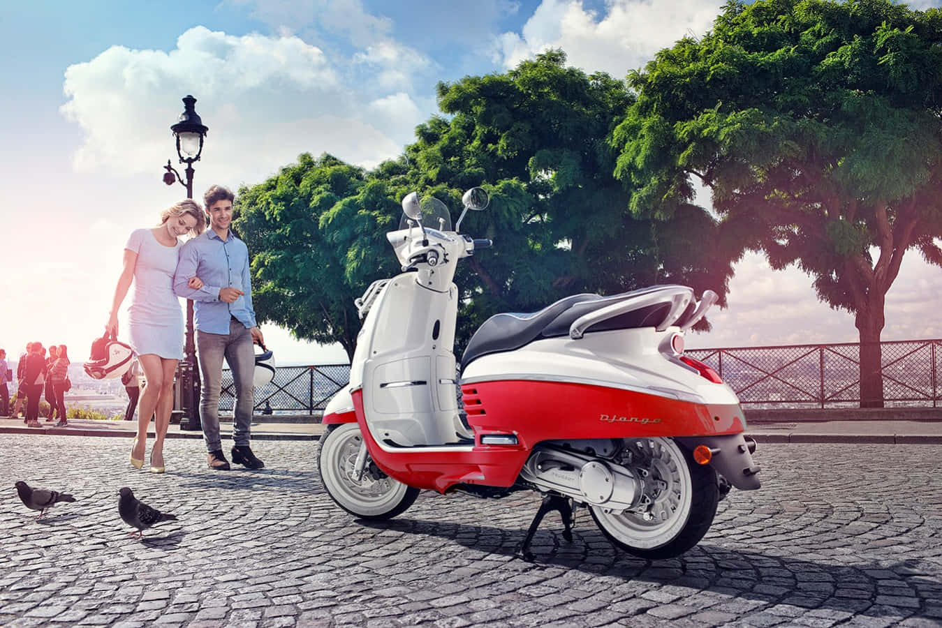 Scooter Peugeot Lors D'une Promenade Romantique En Ville Fond d'écran