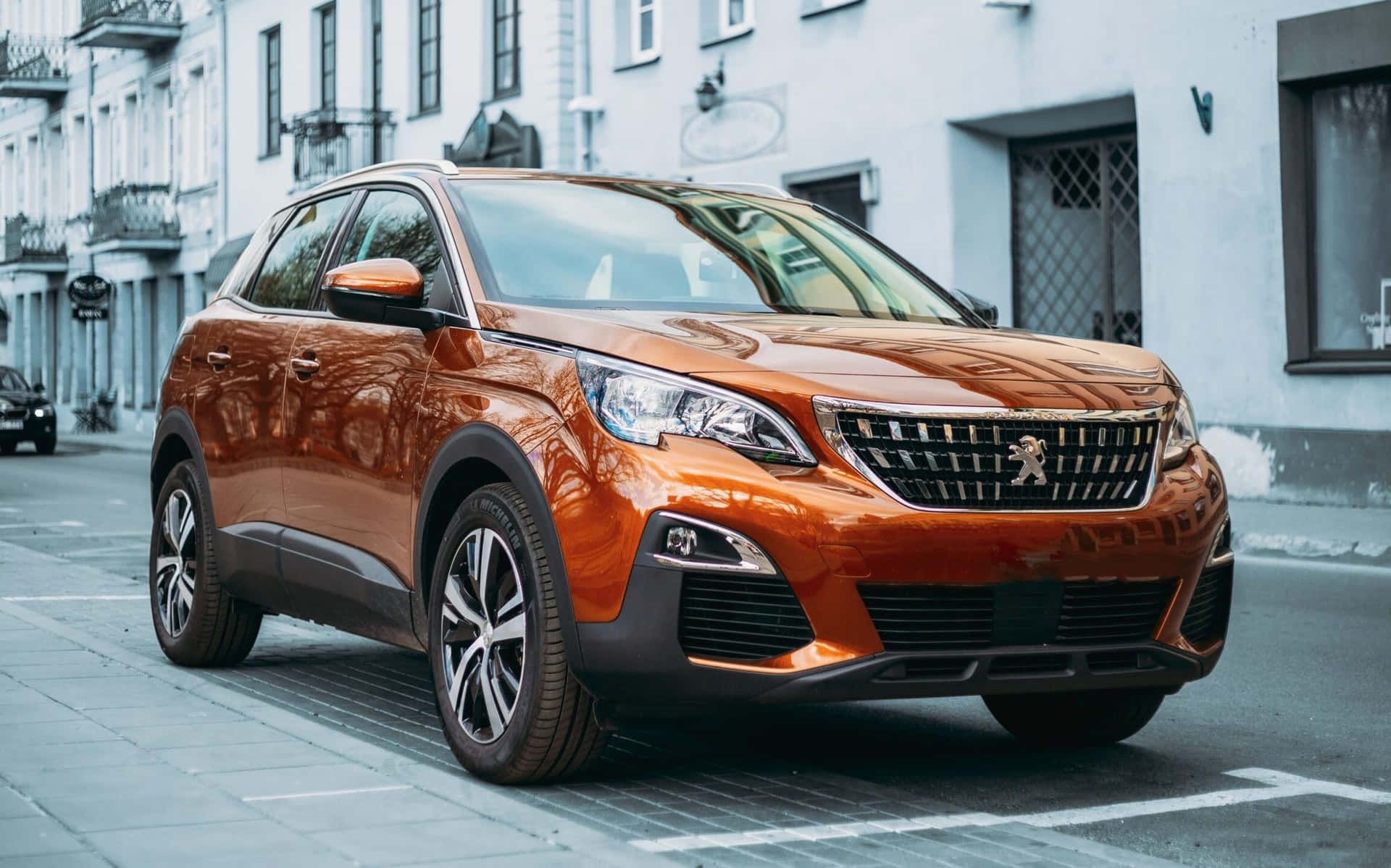 Peugeot 3008 Oranssi Crossover Pysäköity Kaupungissa Taustakuva