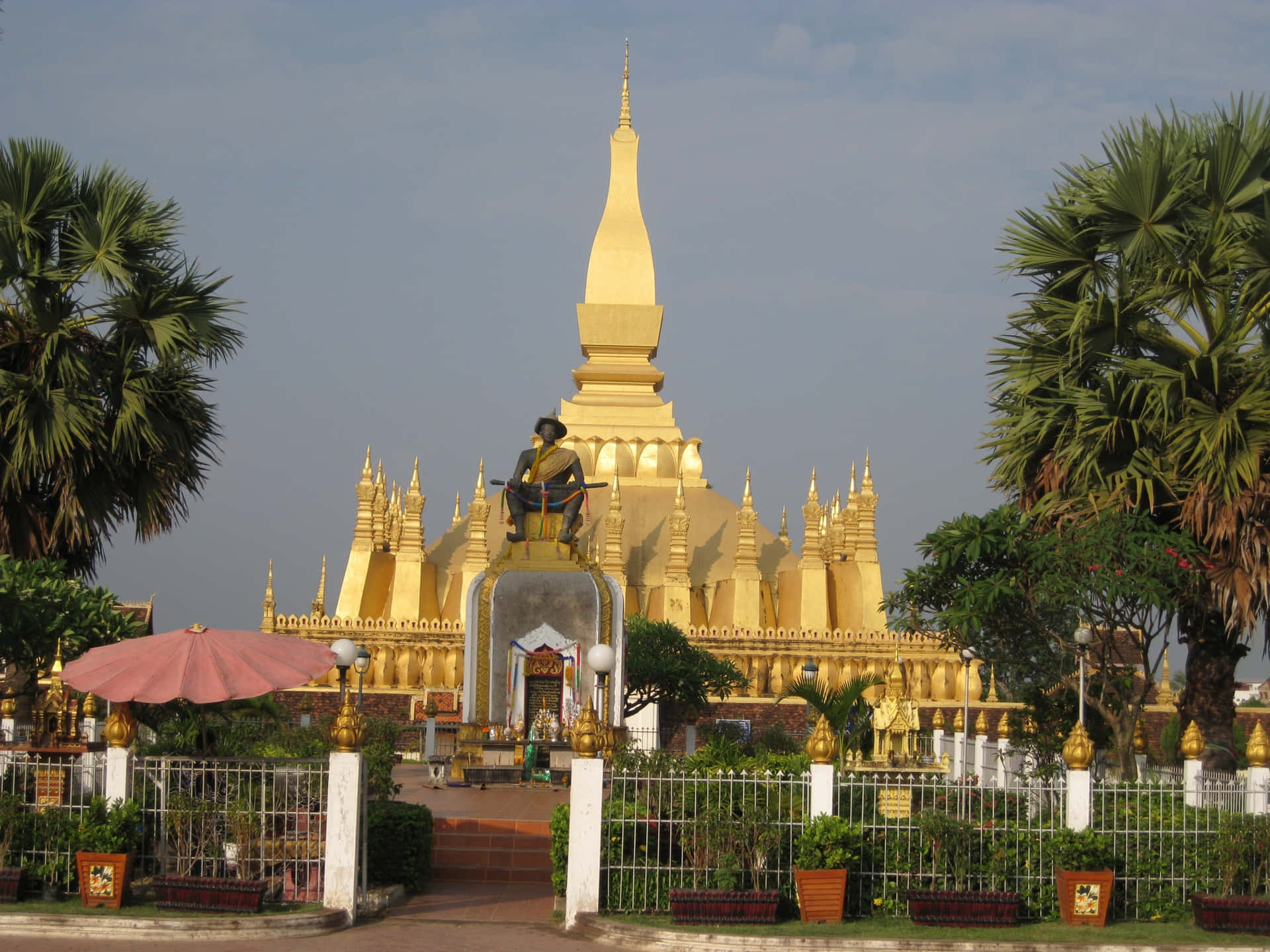 Pha That In Vientiane Front View Wallpaper