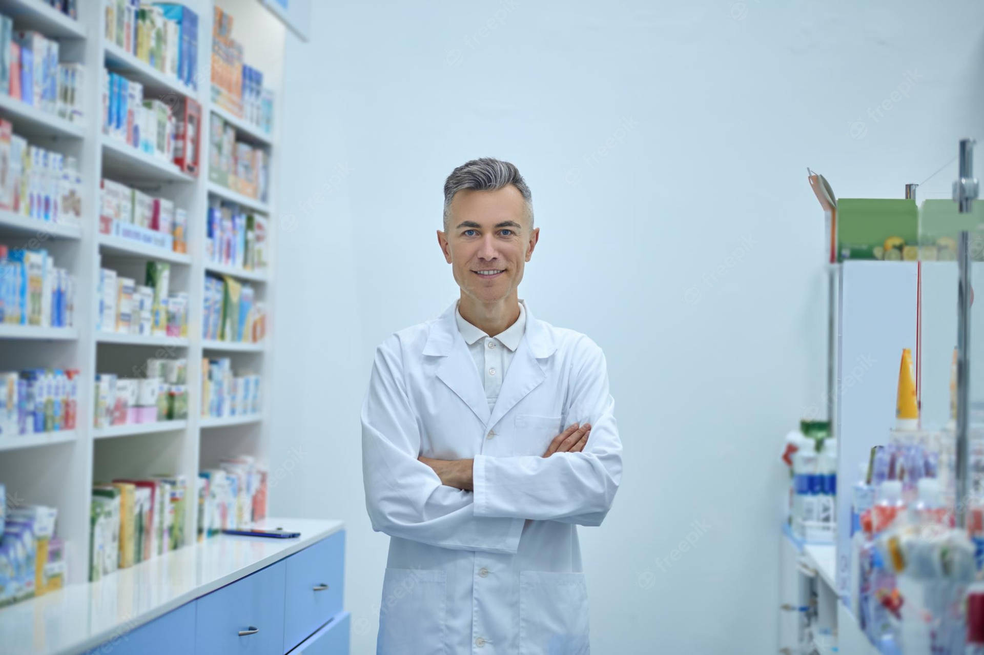 Farmacistafiducioso In Camice Da Laboratorio Bianco Con Le Braccia Incrociate Sfondo