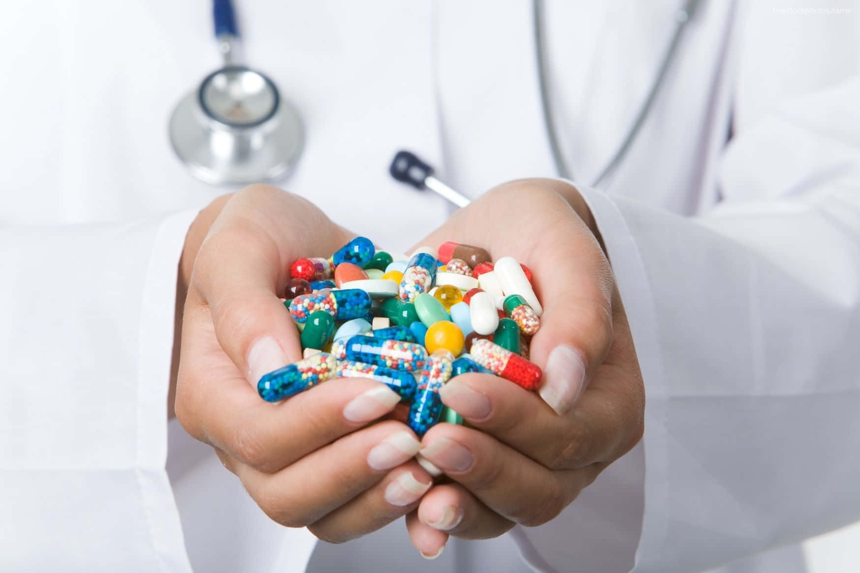 Enläkare Som Håller I En Hög Med Piller