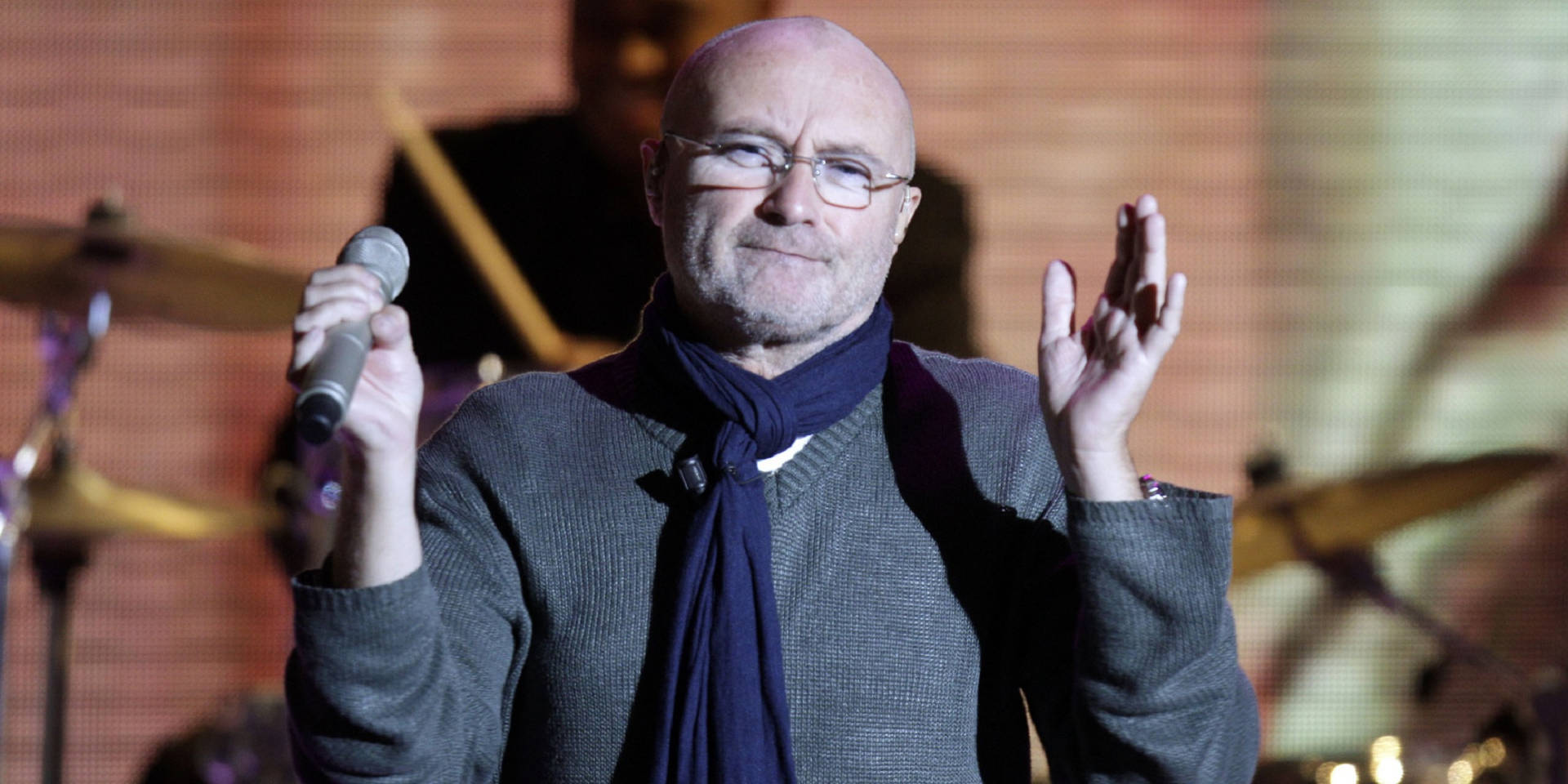 Phil Collins Clapping His Hands Wallpaper