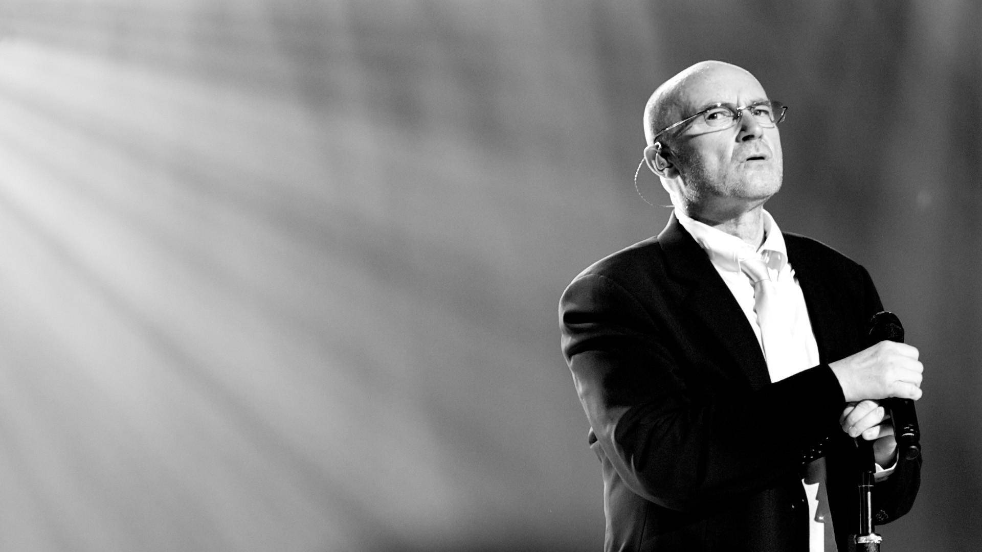 Phil Collins Monochromatic Onstage Wallpaper