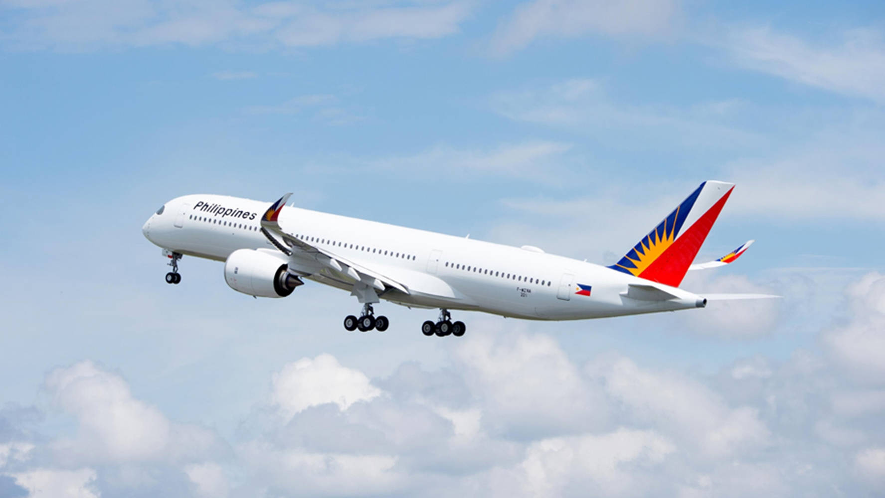 Aviónde Philippine Airlines En Cielos Nublados Y Brillantes Fondo de pantalla