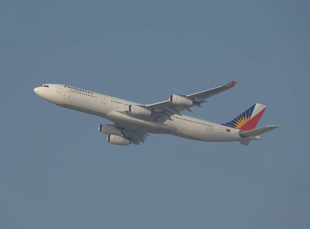 Philippineairlines Flugzeug In Düsterem Himmel Wallpaper