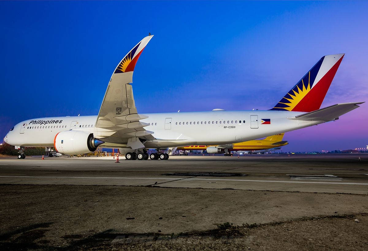 Aviónde Philippine Airlines En La Pista De Aterrizaje Fondo de pantalla