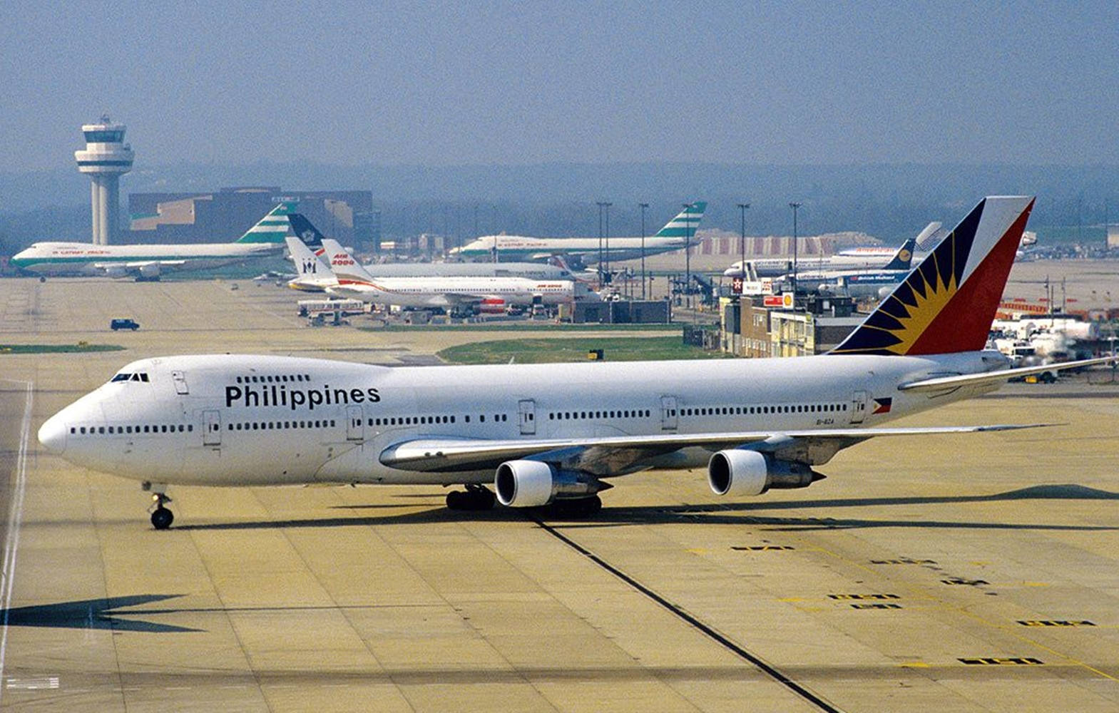 Pistade Aterrizaje Del Aeropuerto Pavimentada Por Philippine Airlines. Fondo de pantalla