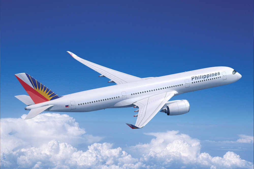 Aviónde Philippine Airlines Volando Sobre Las Nubes. Fondo de pantalla