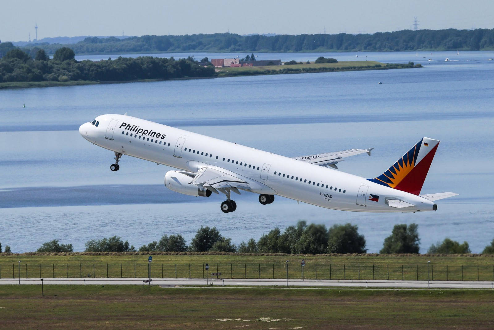 Aviónde Philippine Airlines Despegando Con Vista Al Lago Fondo de pantalla