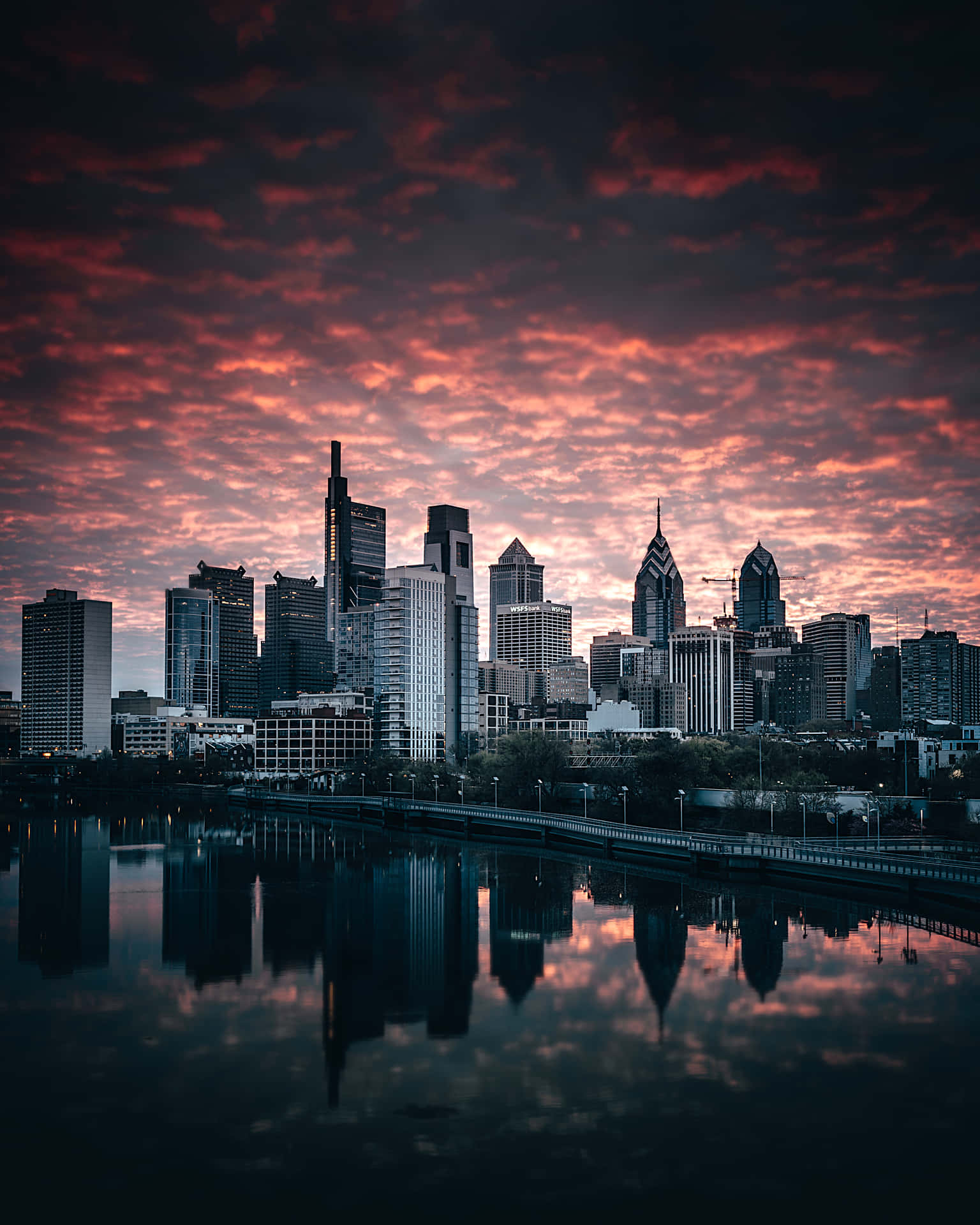 The heart of Philadelphia shines in the night Wallpaper