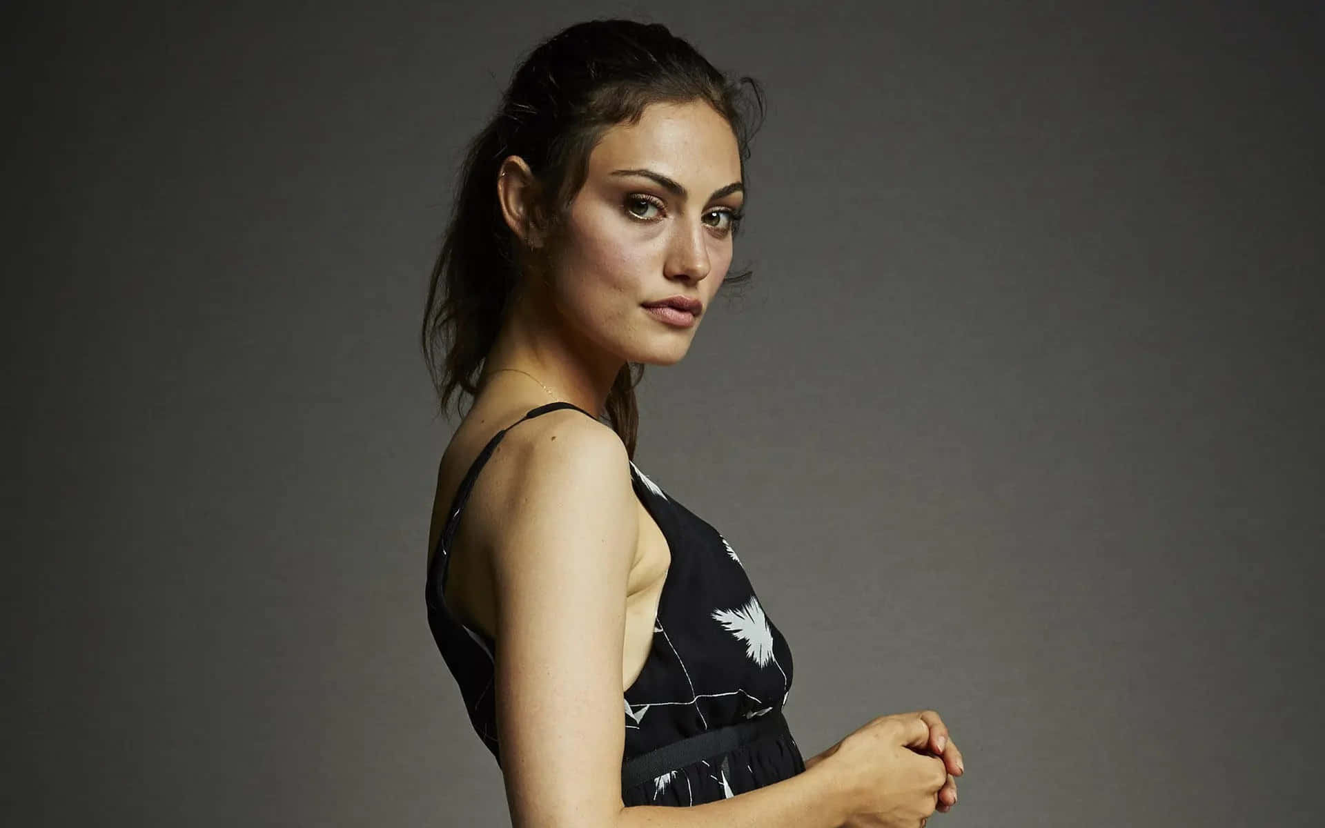 Phoebe Tonkin Portrett Svart Kjole Bakgrunnsbildet