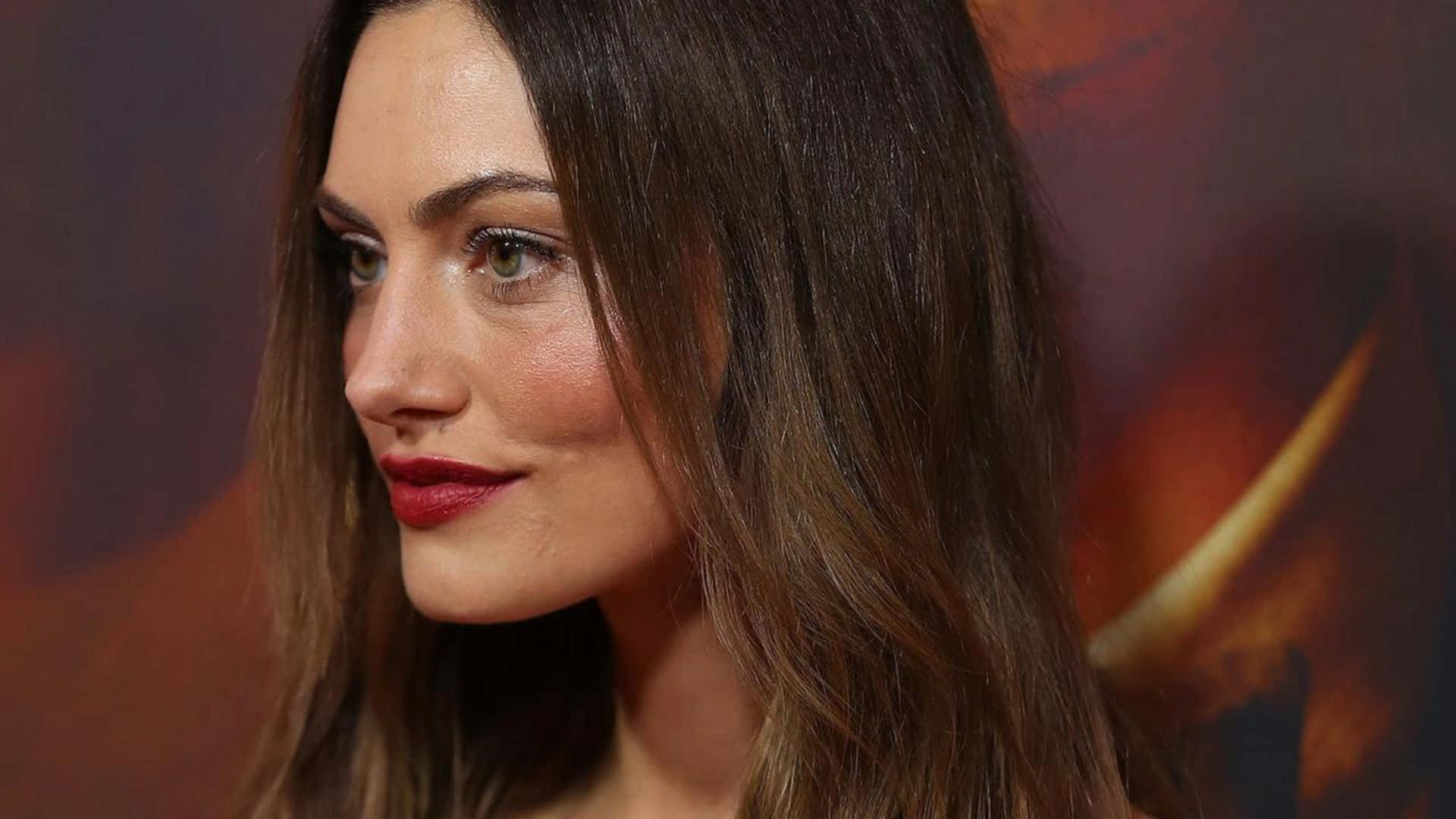 Phoebe Tonkin En Rouge À Lèvres Rouge Fond d'écran